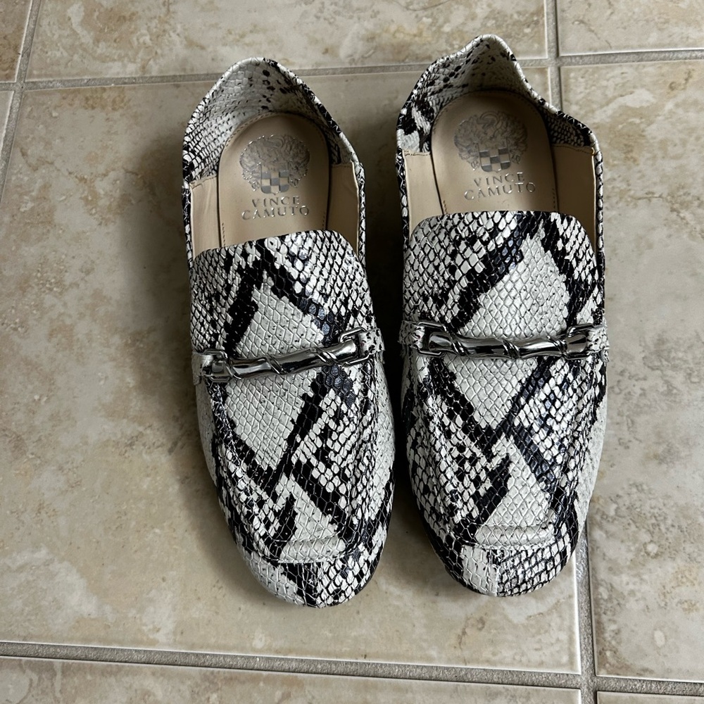 Vince Camuto Loafers leather Snakeskin Textured Ivory Black Women Size 6.